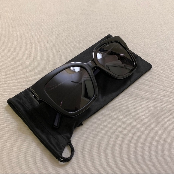 MARC JACOBS Embossed Logo Square Sunglasses — Glossy Black & Grey Gradient Lens - Picture 15 of 17